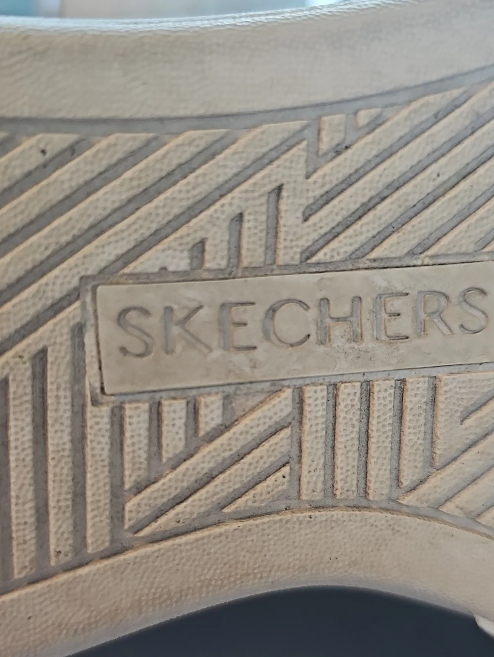 Sketchers Canvas High-Top Sneakers in White with Metallic Heart Accents. Size 8